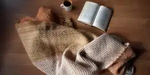 piecera king piecera cama king, en tres colores, damasco, blanco y beige claro, con la tecnica sarga, esta extendida en el suelo para mostrar sus diseños