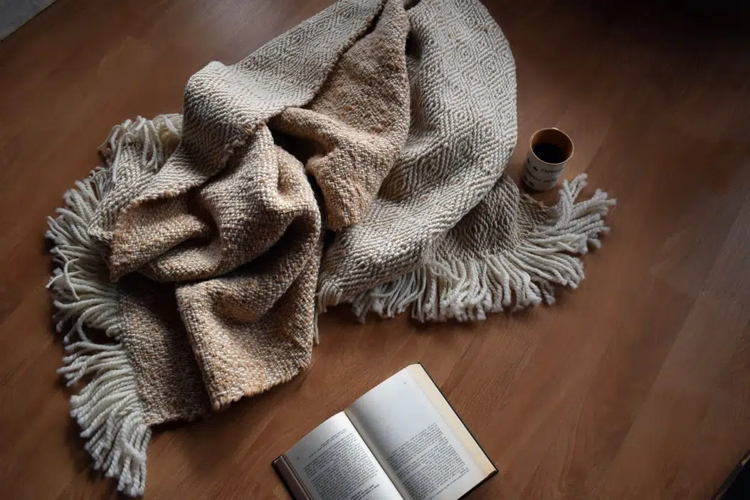 piecera de cama, da, Piecera tejida a telar piecera en colores muy claros, blanco y beige suave ,esta extendida en el suelo, mostrando los dos diseños ya que es reversible, tienes unos rombos muy discreto en todo el producto