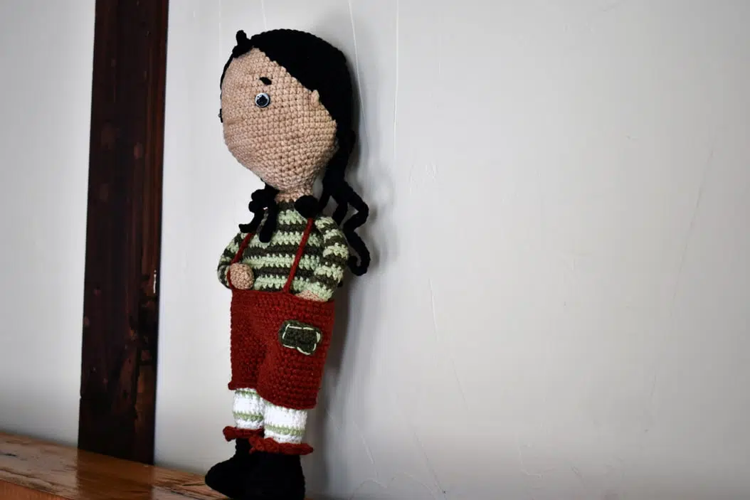 Muñeca tejida a crochet - Imagen 3
