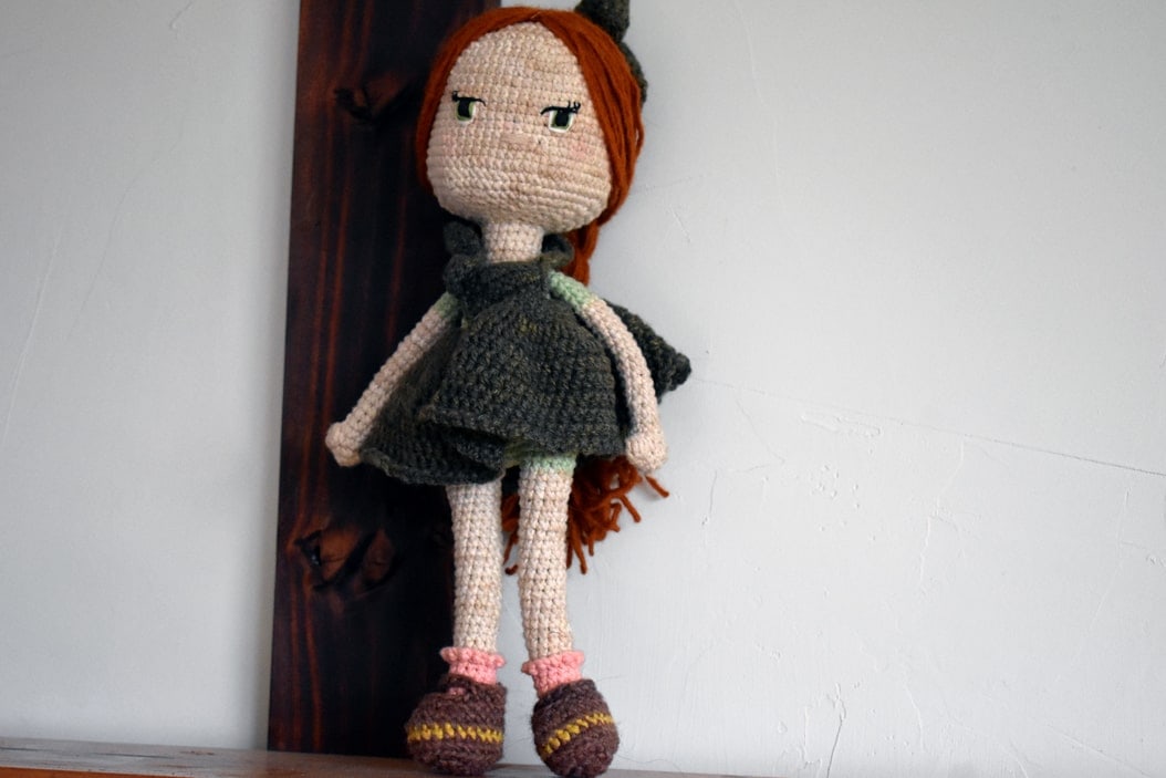 Muñeca Tejida Hortencia 1 muñeca tejida, a crochet, con un vestido verde y su pelo, colorin(terracota), no tienen boca porque guardan tus secretos