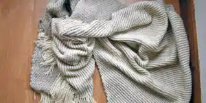 Piecera de lana king, en tono gris perla y blanca, usando la tecnica de sarga