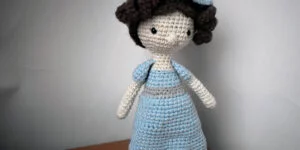 Muñeca tejida a crochet inspirada en Jane Austen