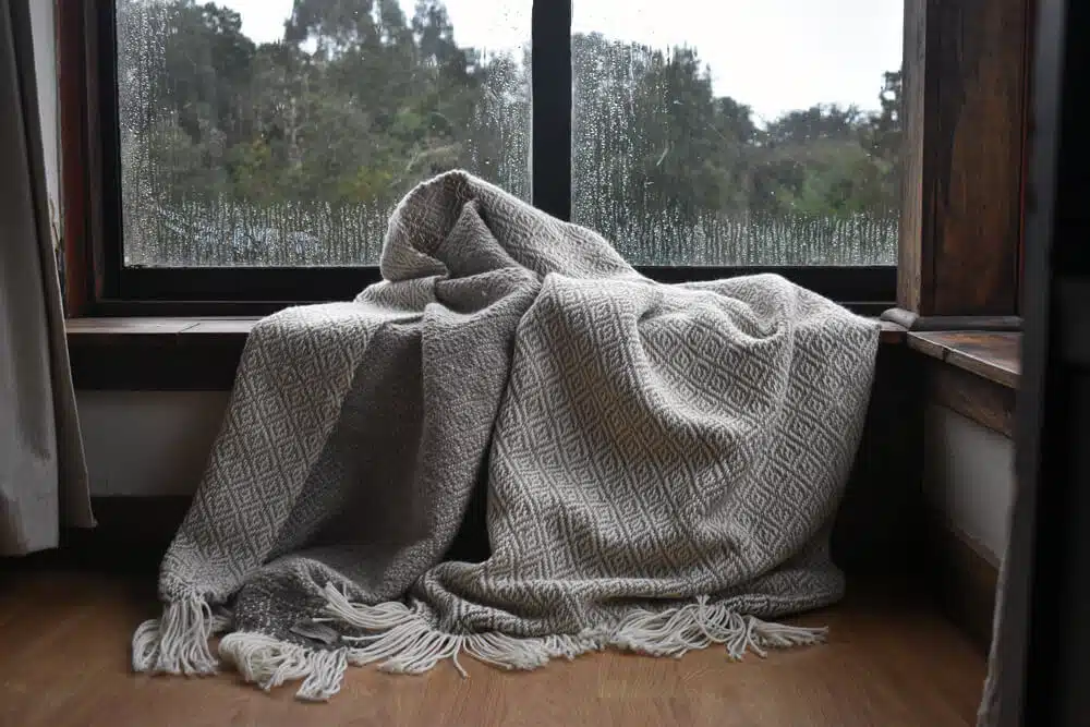 Piecera Super King en Lana Natural | Diseño de Rombos Reversible | Hecho a Mano en Telar - 260x83 cm - Imagen 9