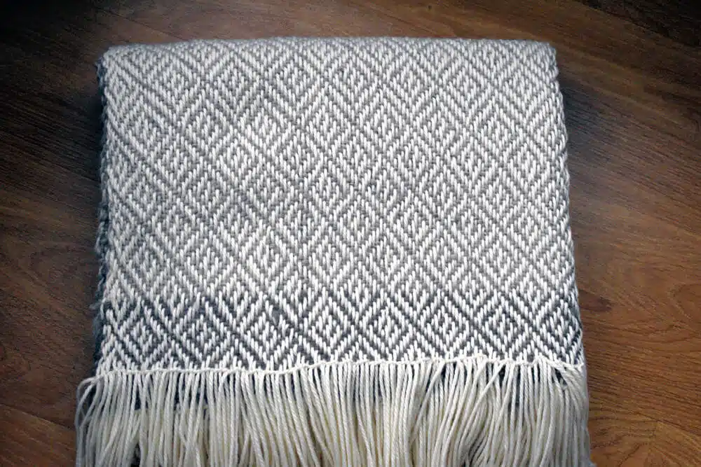 Piecera Super King en Lana Natural | Diseño de Rombos Reversible | Hecho a Mano en Telar - 260x83 cm - Imagen 7